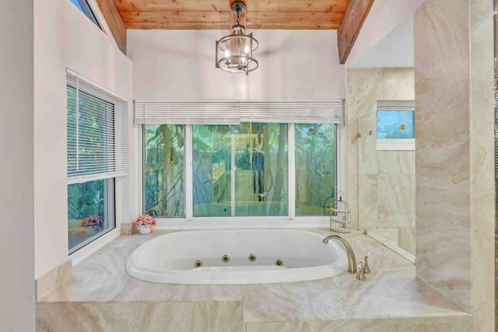 Rare Hidden Getaway Heated Pool 1.5 Acres! Sleeps 16 Villa Fort Lauderdale Ngoại thất bức ảnh